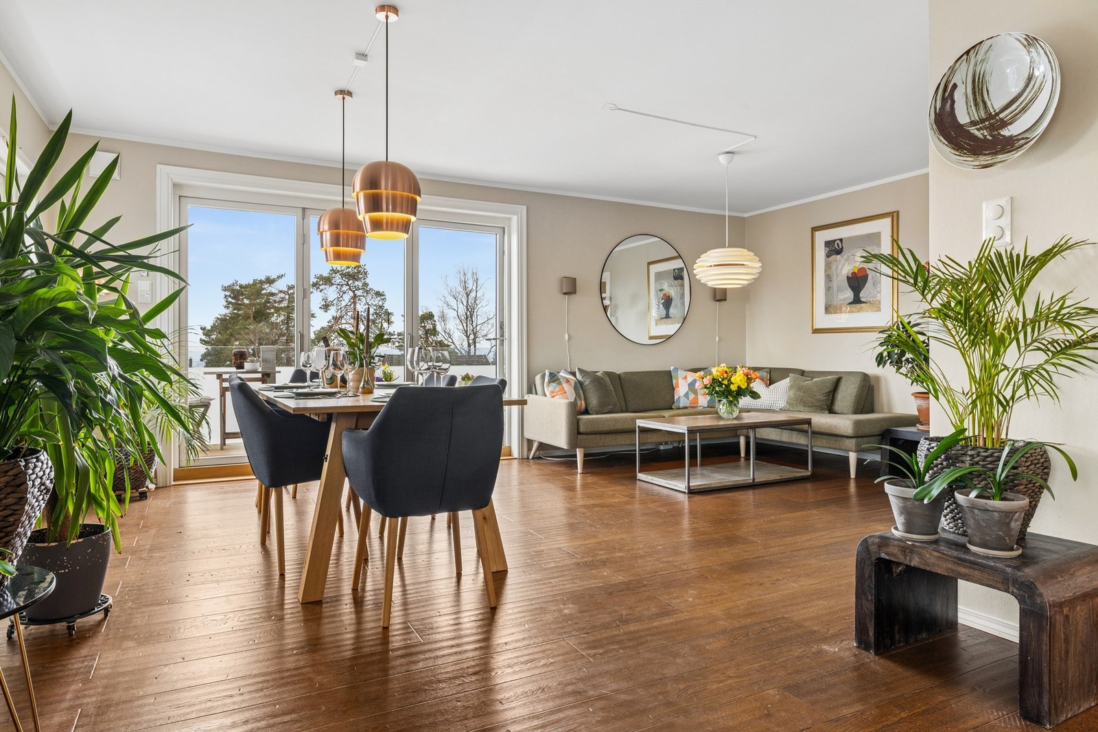 De store vindusflatene og utgangen til balkongen gir rikelig med naturlig lys. Galleribilde