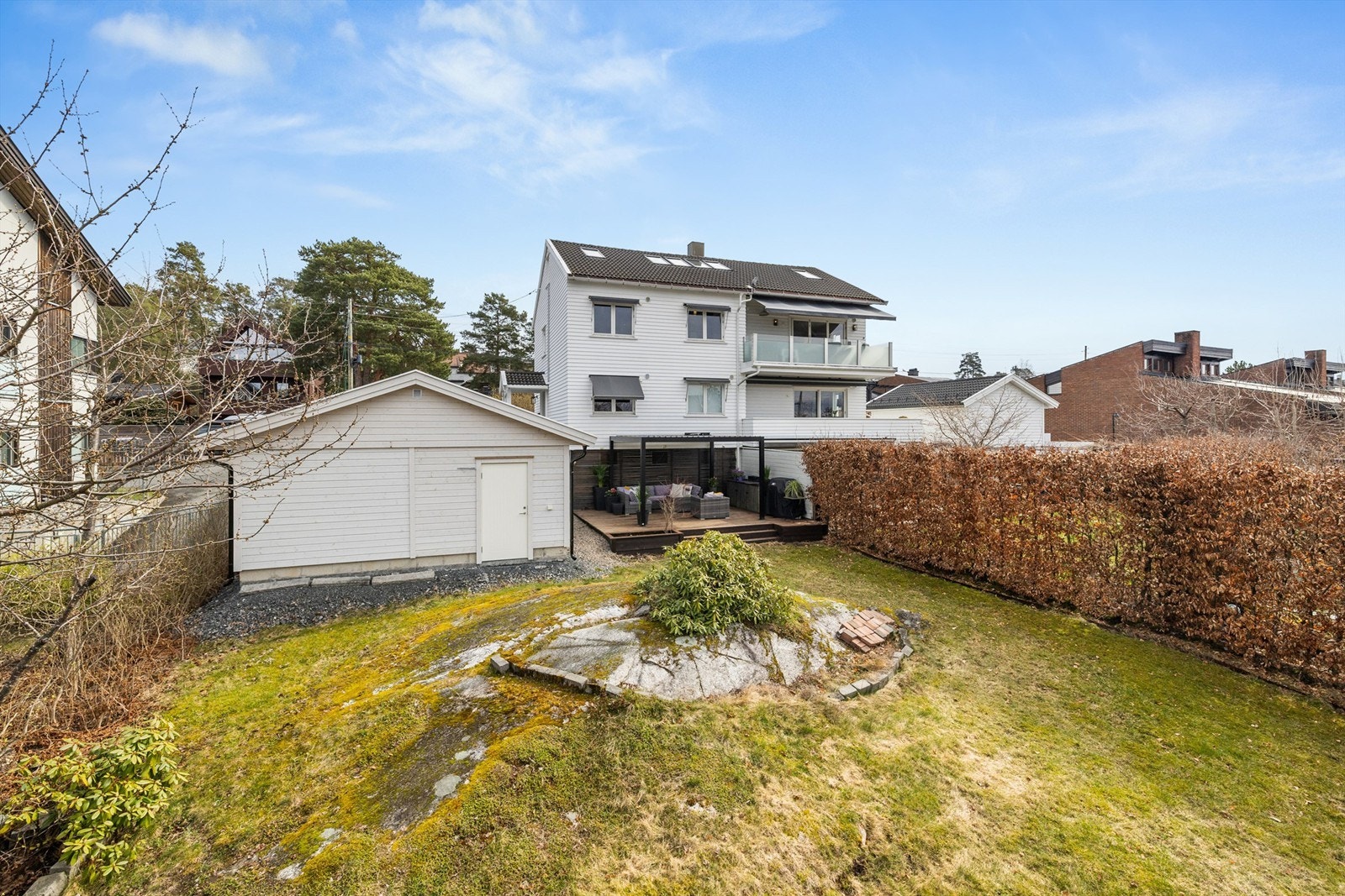 Boligen har en privat og solrik hage med flere uteplasser, inkludert en nyere pergola og store markterrasser på totalt 56 m². Galleribilde