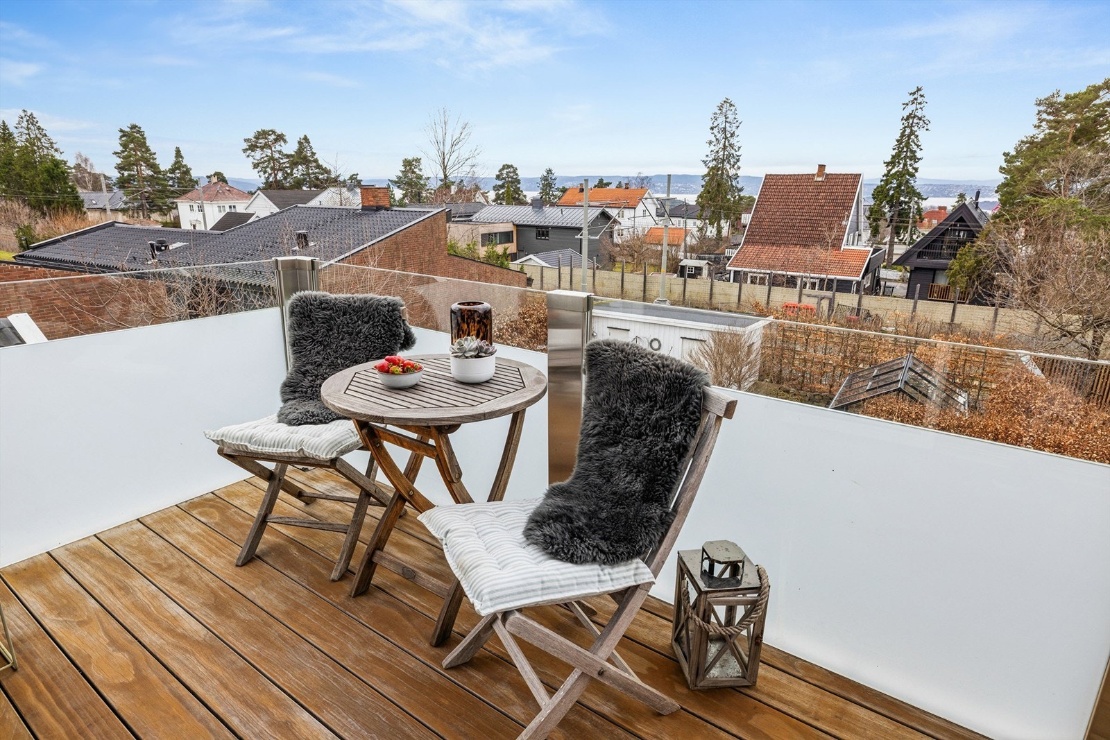 Her kan man nyte solen fra midt på dagen til sent på kveld, med fantastisk utsikt over nærområdet og Oslofjorden. Galleribilde