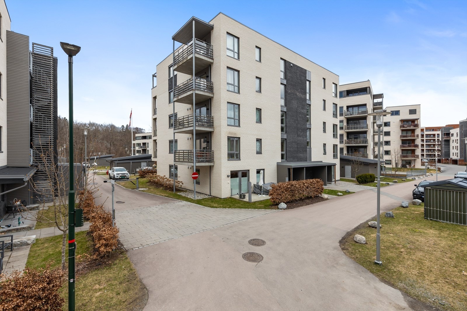 Elvetangen 21 ligger i et etablert og rolig boligområde med naturskjønne og landlige omgivelser mellom Hvalstad og Sandvika. Galleribilde