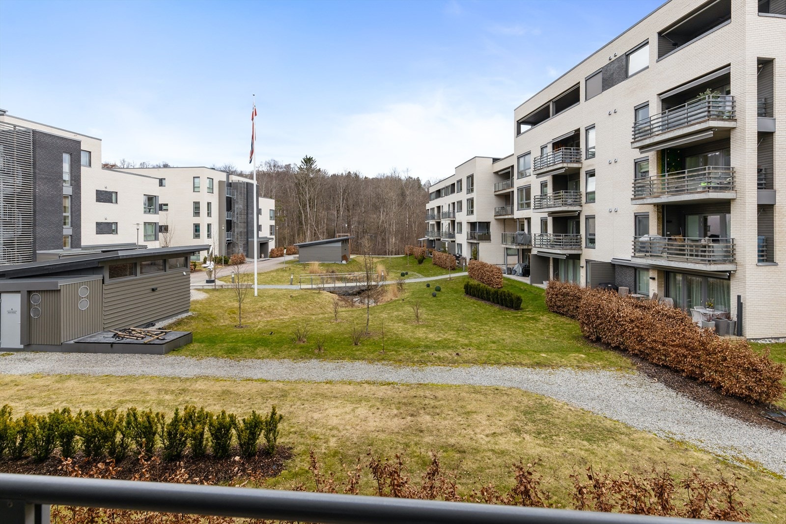 Flott utsyn mot sameiets fellesområder. Galleribilde