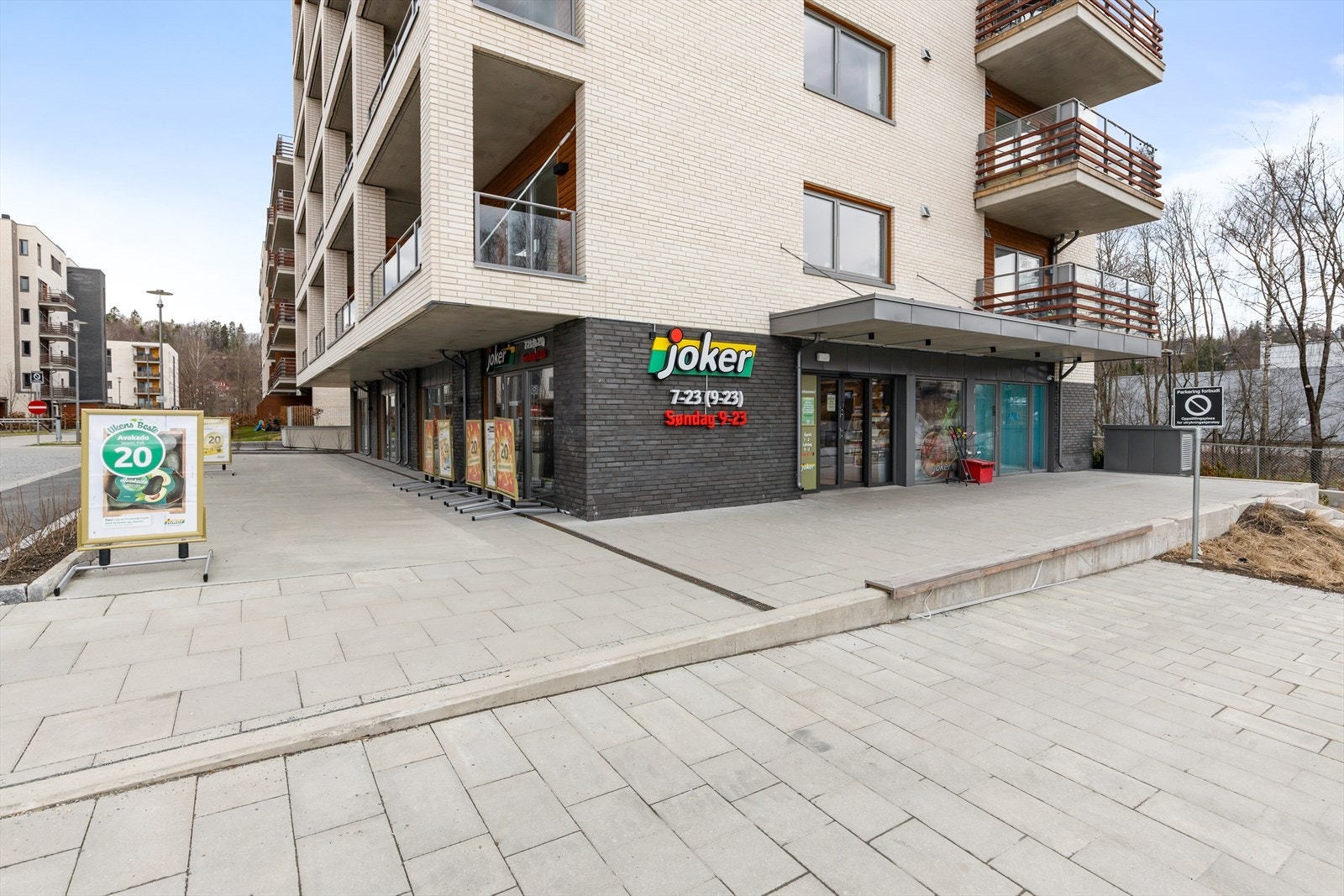 Dagligvarehandel er enkelt tilgjengelig med ny åpnet Joker (søndagsåpen), kun ca. 100 meter fra boligen Galleribilde