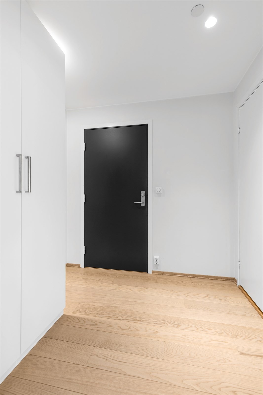 Det er montert garderobeskap i entréen. Galleribilde