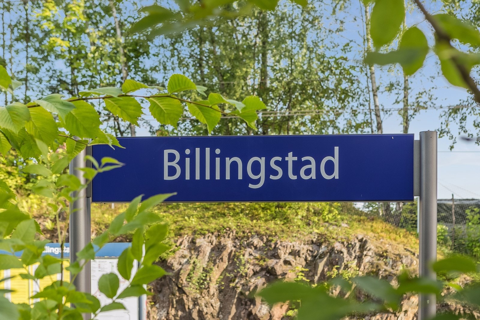 Det er kun noen minutters gange til bussholdeplass med expressbuss retning Oslo og gangavstand til Billingstad stasjon med avganger mot både Drammen og Oslo. Galleribilde