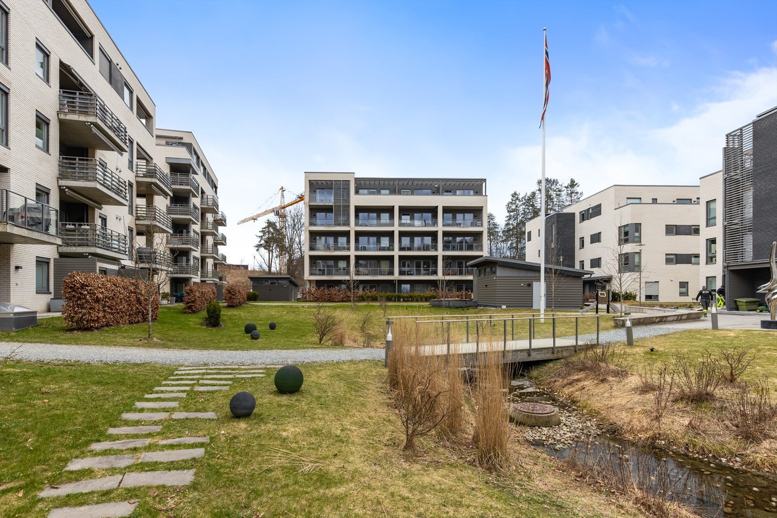 Beliggenheten gir kort avstand til både daglige servicetilbud, skoler, barnehager og offentlig kommunikasjon. Galleribilde