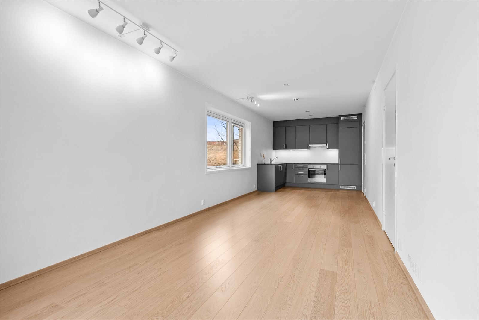 Stuen ligger i åpen løsning med kjøkkenet. Galleribilde