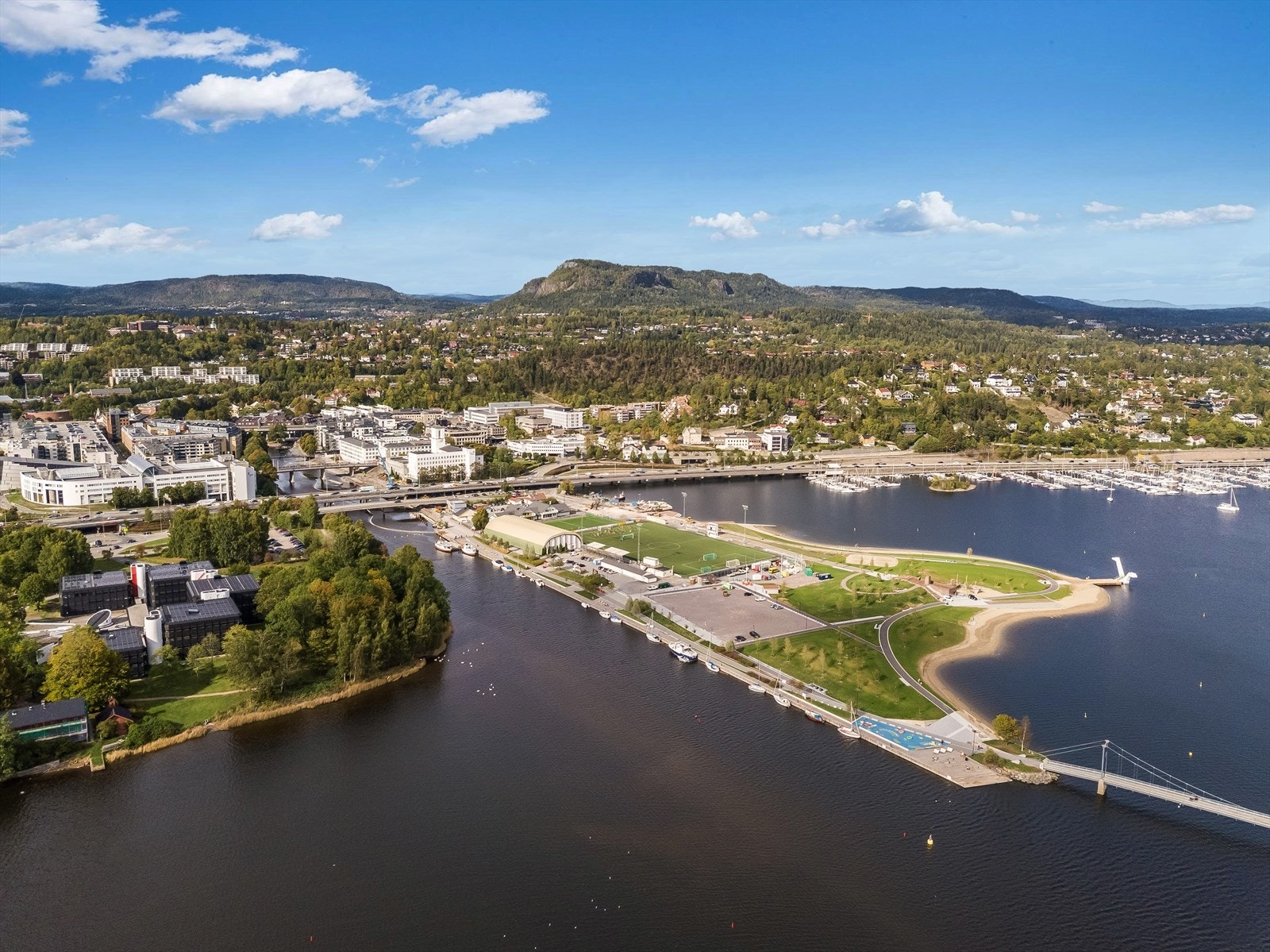 Sandvika sentrum nås på cirka åtte minutter med bil og byr på et bredt tilbud av restauranter, kafeer, butikker og kulturtilbud som kino, teater og bibliotek. Galleribilde