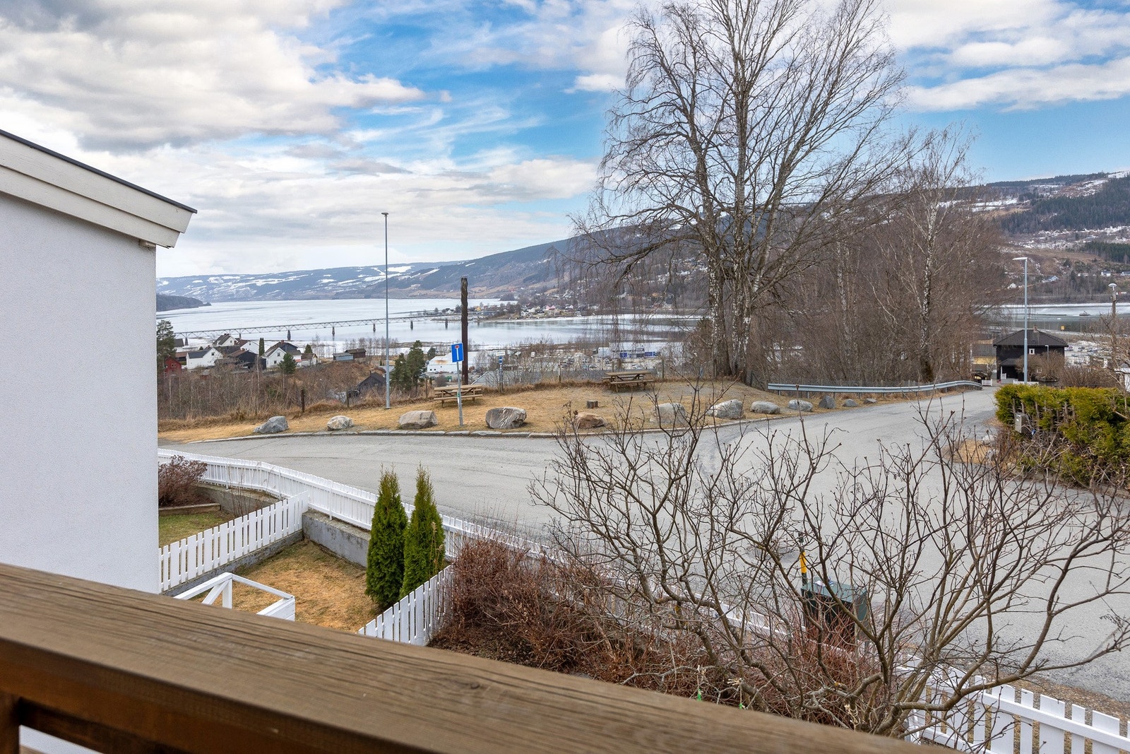 Fin utsikt over Mjøsa og
omliggende landskap samt gode solforhold. Galleribilde