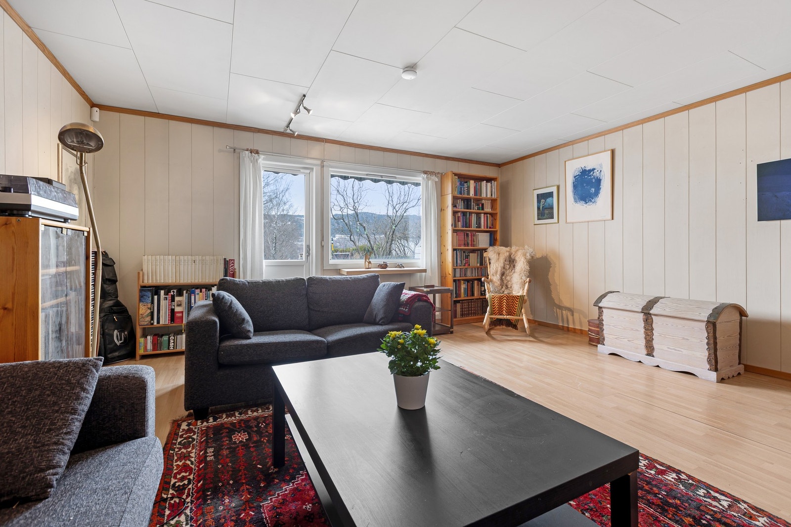 Lys og trivelig stue med gode vindusflater. Galleribilde