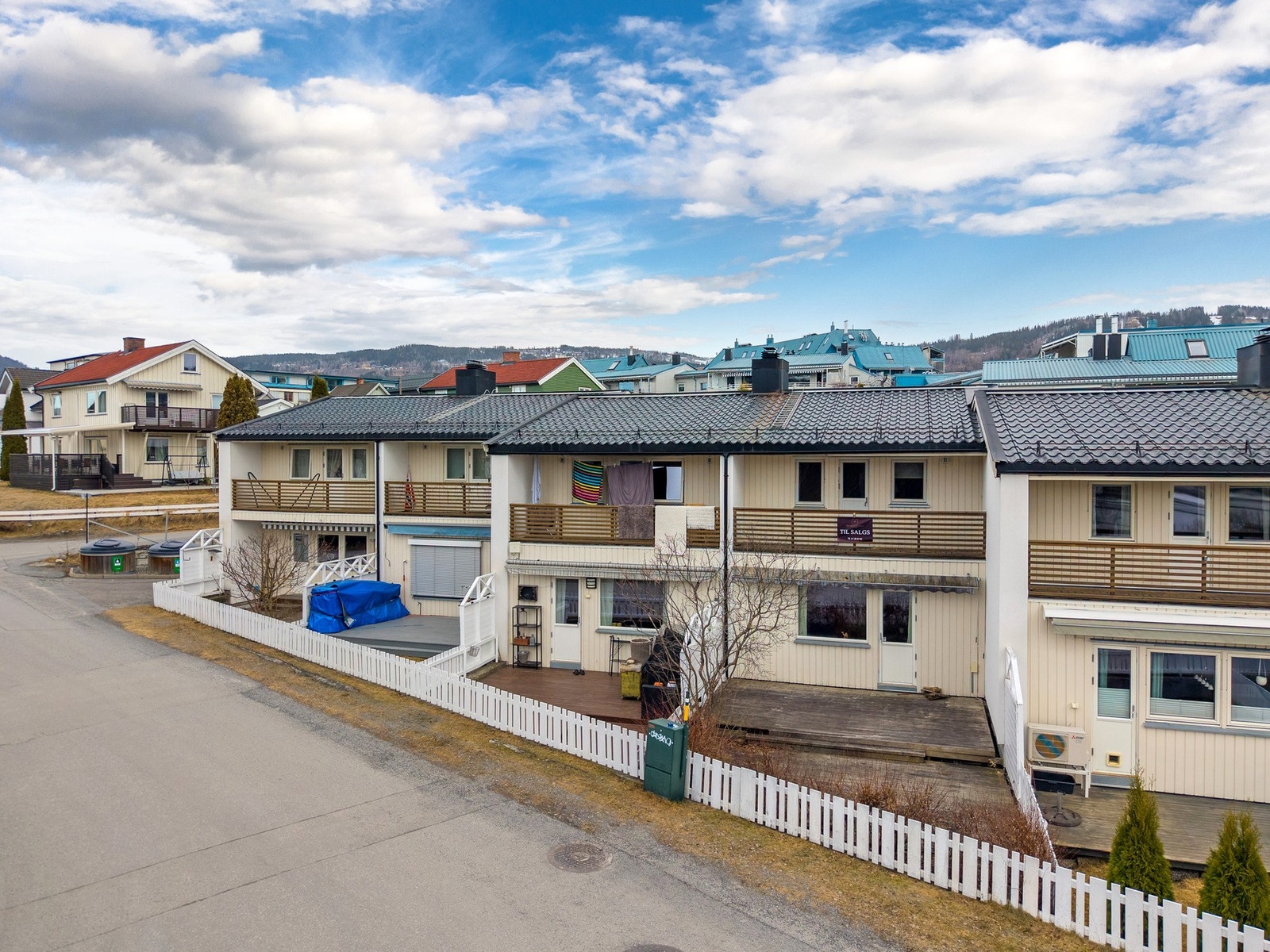Leiligheten ligger midt i rekke med flere likelydende boenheter. Galleribilde