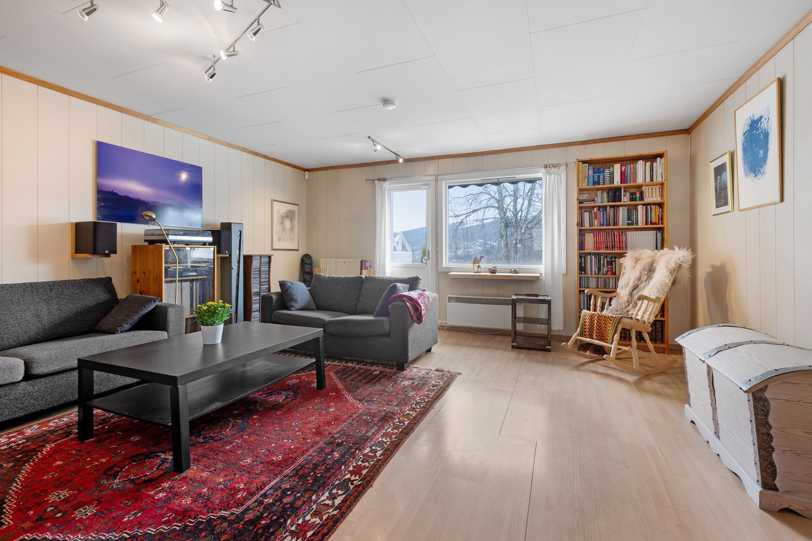 Fra stue er det utgang til terrasseplatting og hageareal. Galleribilde