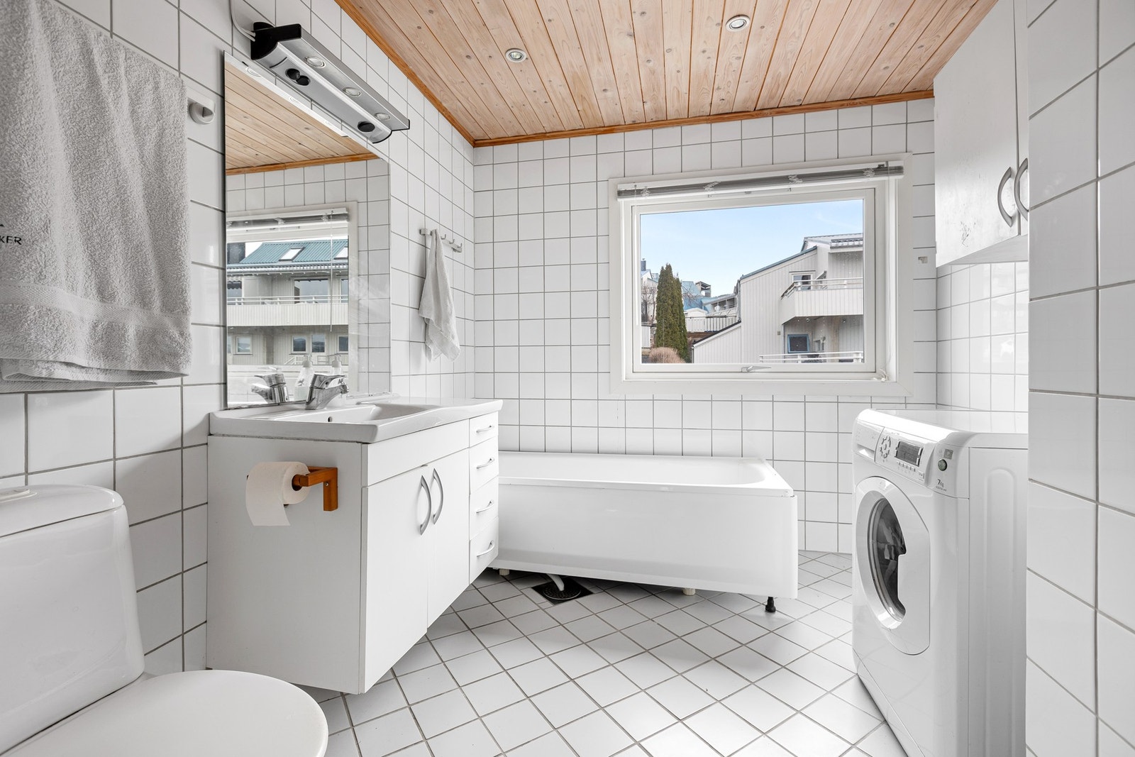 Flislagt bad/wc med dusjhjørne og baderomsinnredning. Galleribilde
