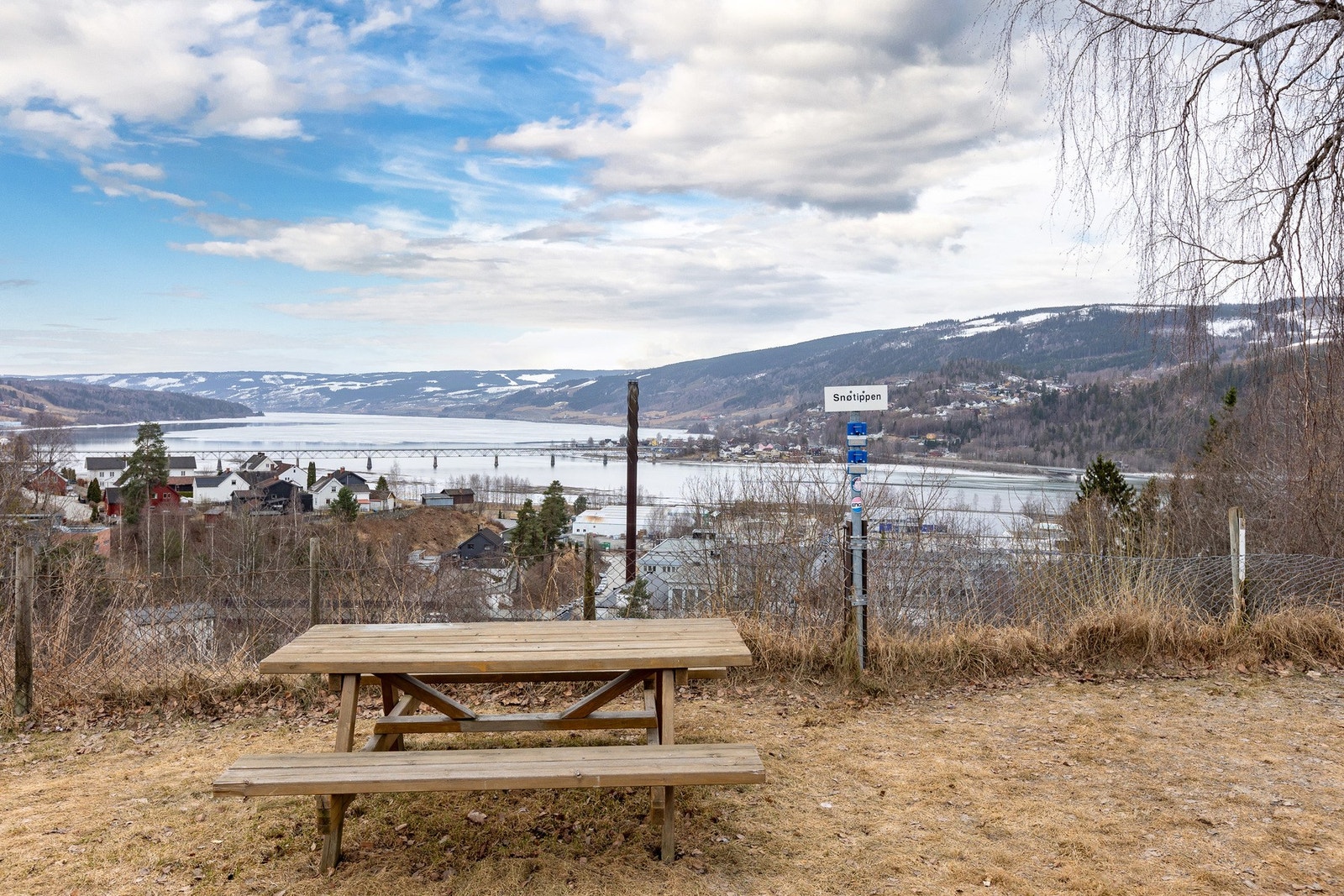 Kort vei til standpromenaden langs Lågen og Mjøsa med fine badeplasser. Galleribilde