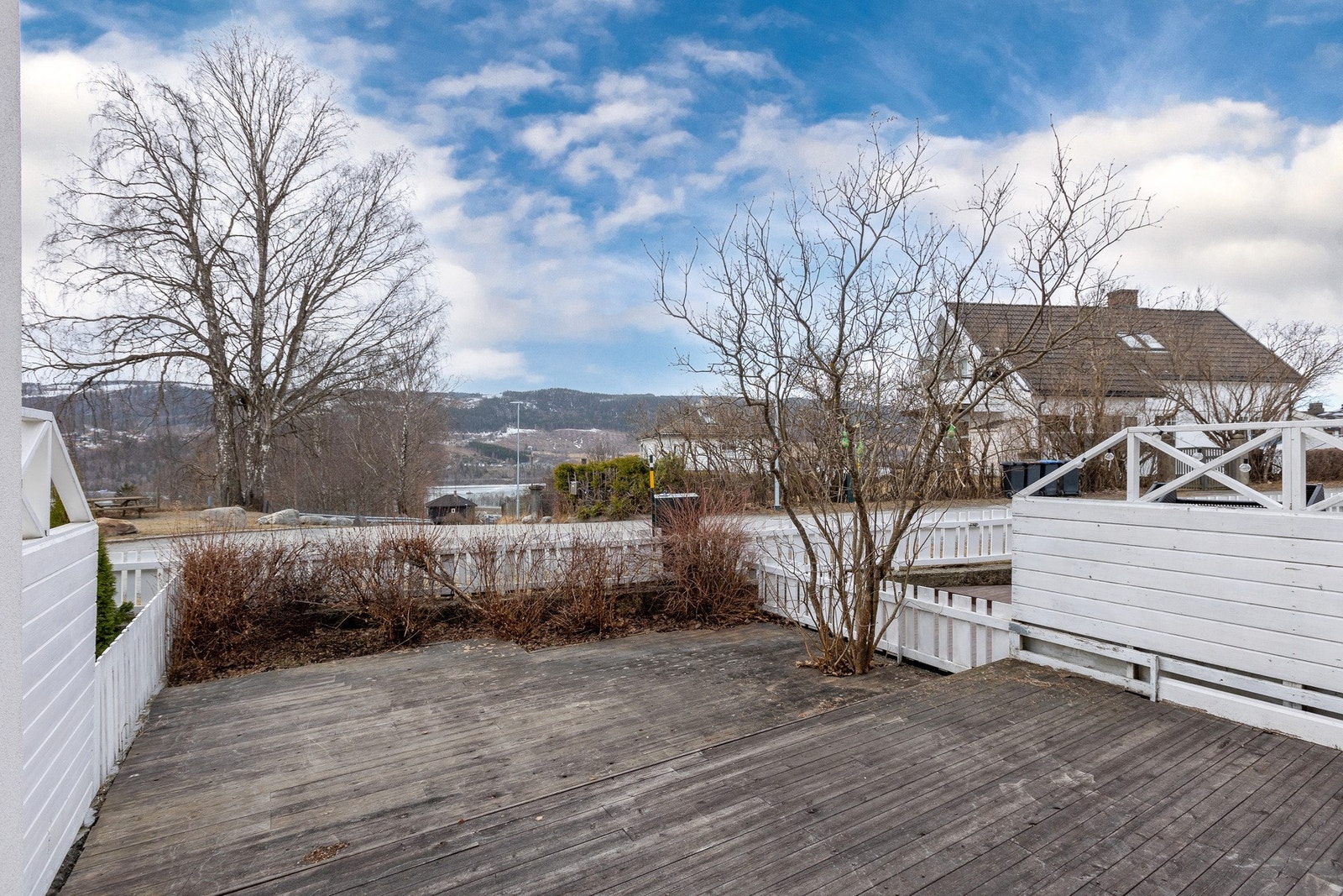 Terrasseplatting utenfor stue. Galleribilde
