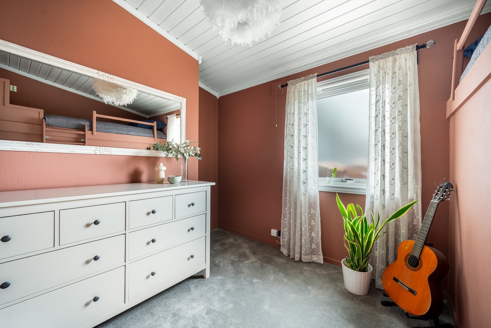 Koselig soverom med gode møbleringsmuligheter. Galleribilde