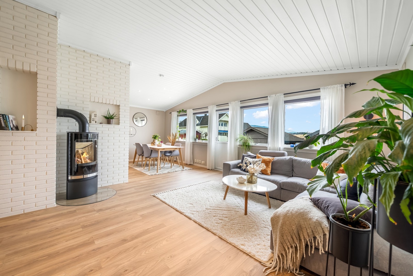 Lys og romslig stue med store vindusflater som slipper inn godt med naturlig lys. God plass til både sofagruppe og spiseområde. Galleribilde