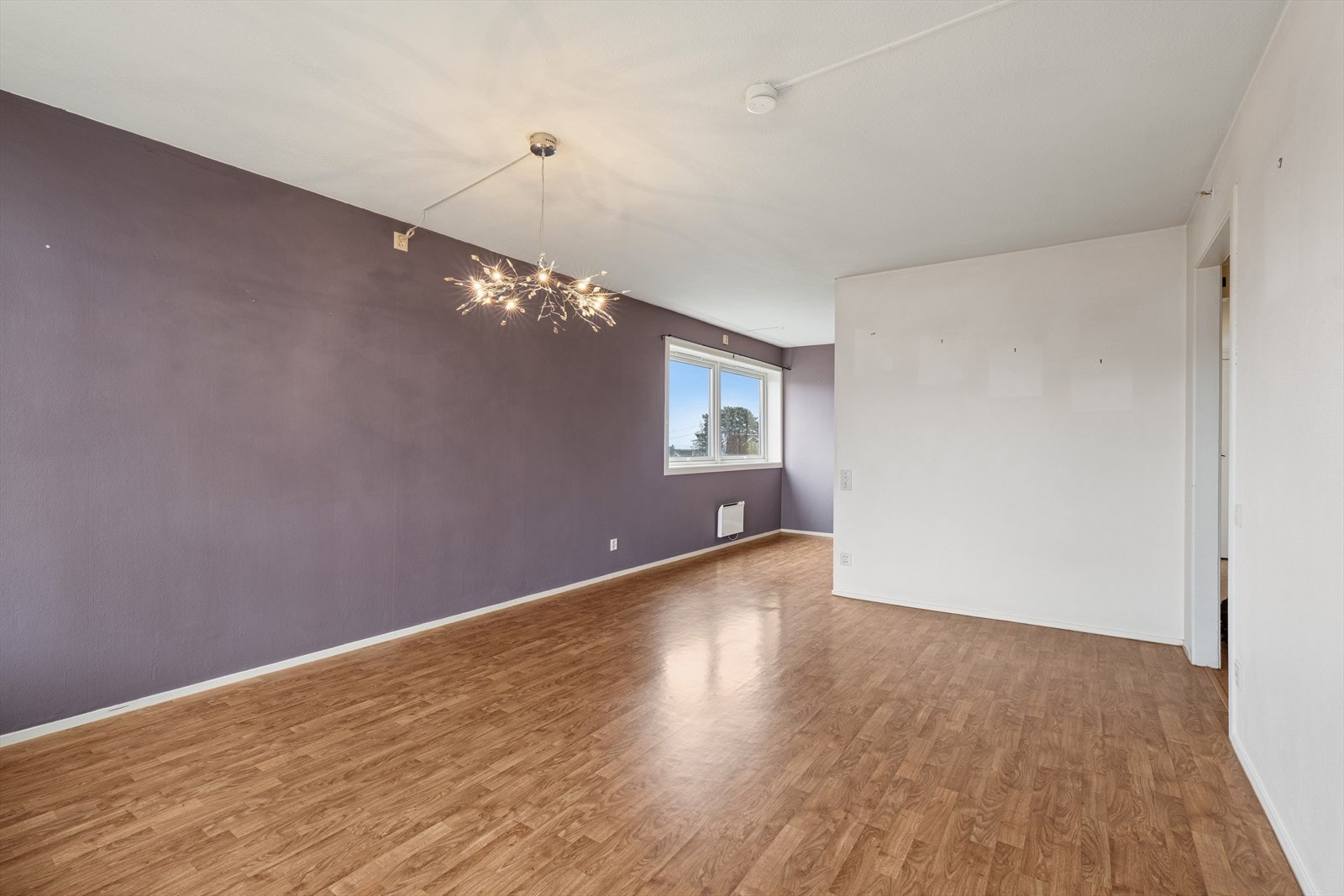 Stuen har god plass til både sofa- og spisegruppe Galleribilde