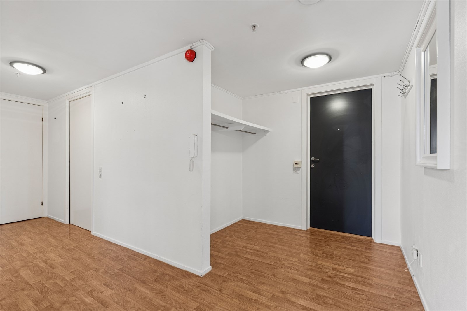 Entréen er romslig og praktisk, med god plass til oppheng av yttertøy og sko Galleribilde