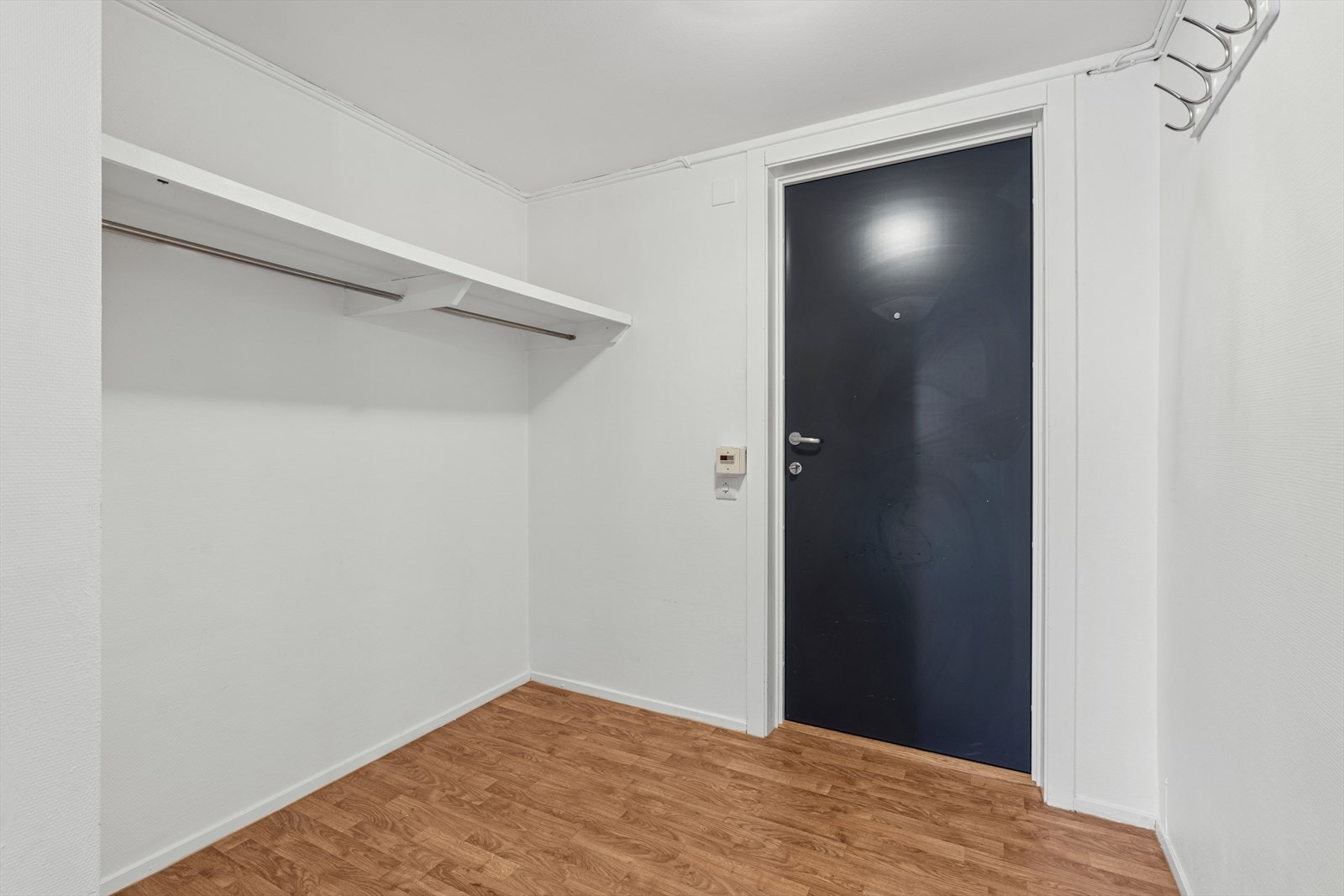 Velkommen inn! Leiligheten tilbyr en romslig planløsning med blant annet 2 store soverom, åpen og lys stue, kjøkken og baderom Galleribilde
