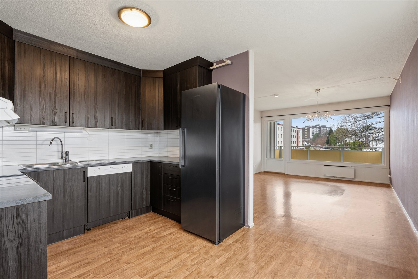 Kjøkkenet er modernisert med folierte fronter, nyere kjøleskap og nyere komfyr. Galleribilde