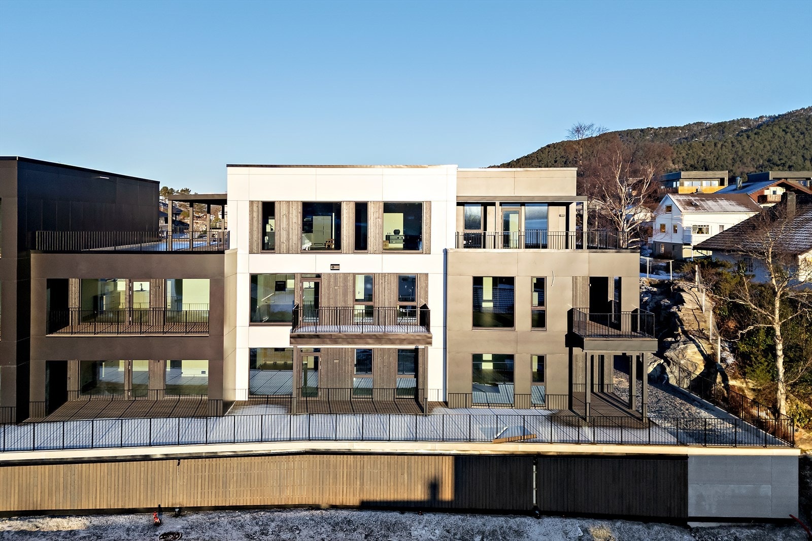 Bygget ligger svært fint til her på populære Myrland. Galleribilde