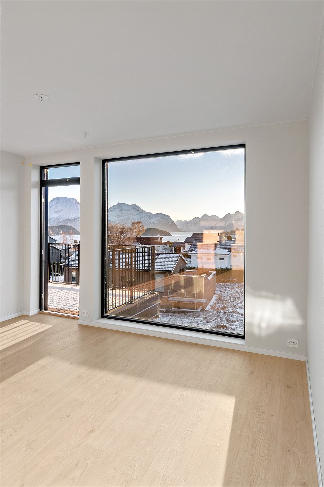 Fra stuen er også utgangen til balkongen. Galleribilde