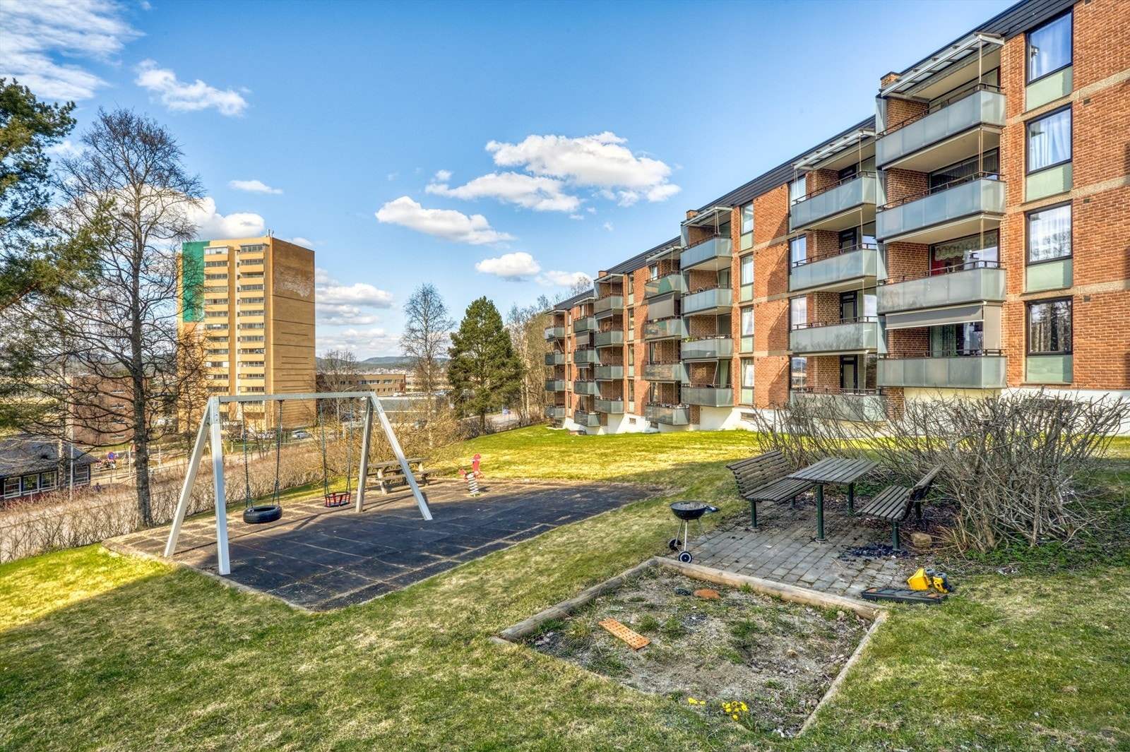 Sameiet har velholdte fellesarealer med blant annet lekeplass. Galleribilde