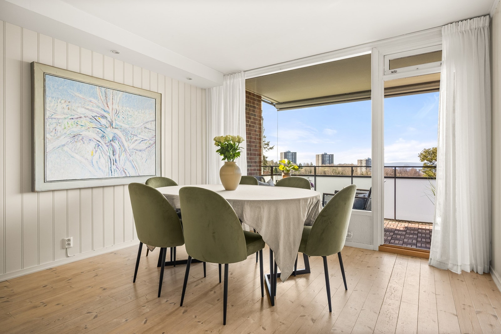 Stuen har god plass til både sofagruppe og spisebord. Galleribilde