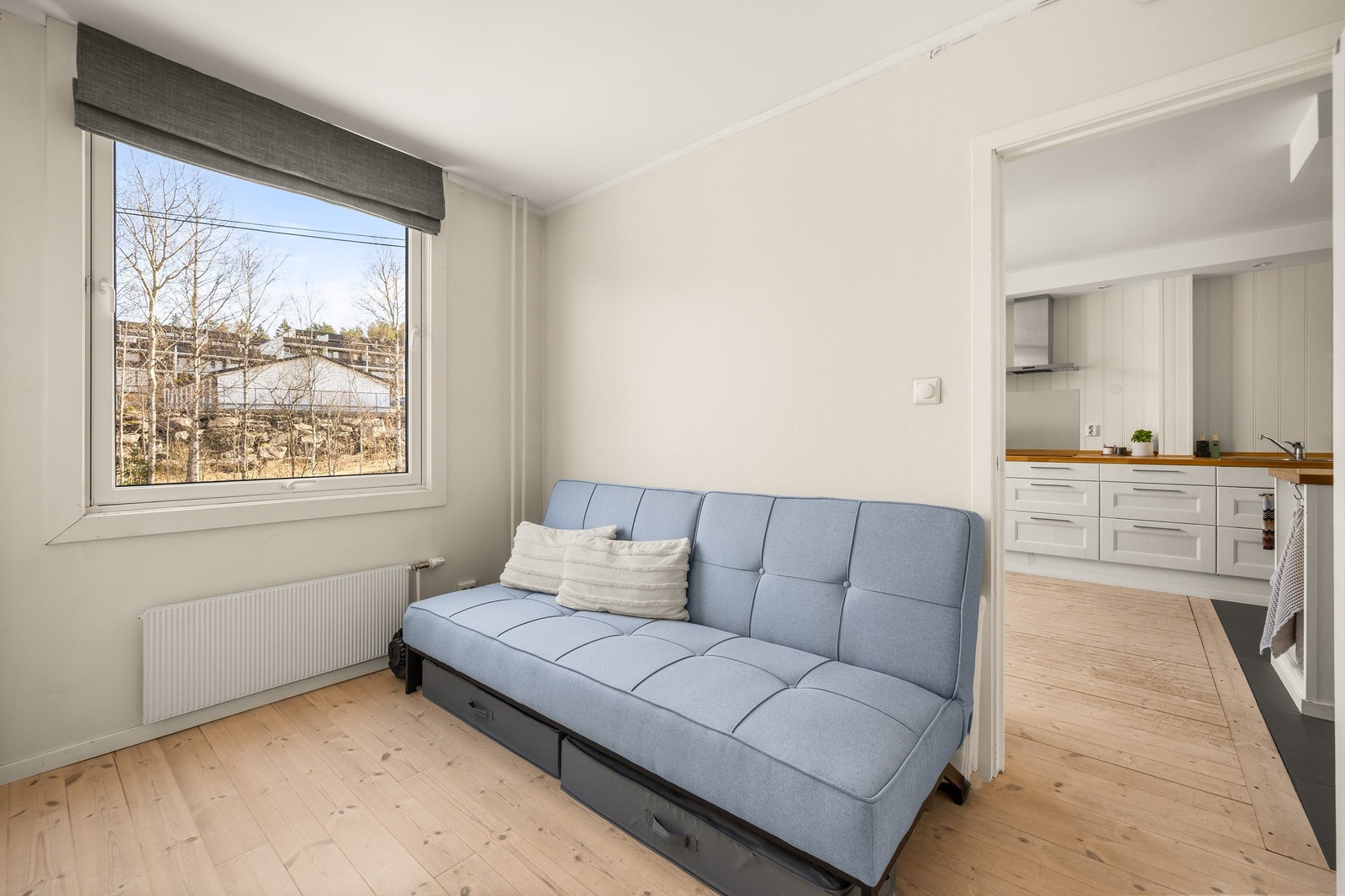 God plass til seng, garderobeskap og skrivebord. Galleribilde