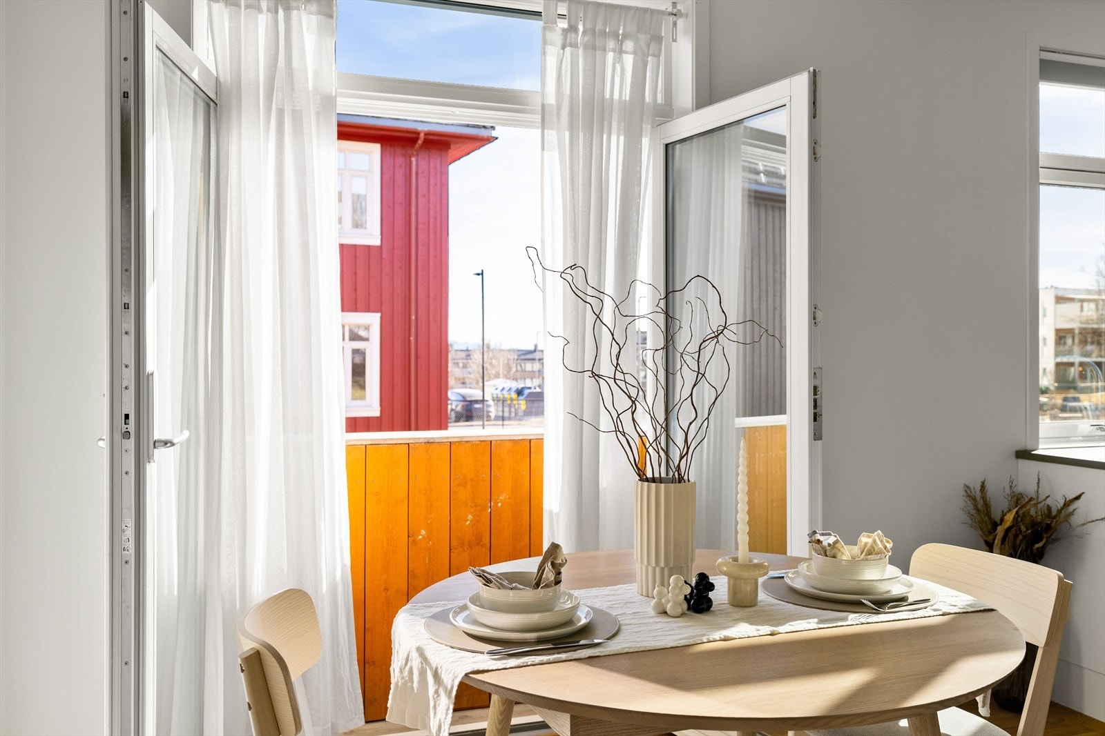 Ved spisebordet er det en fransk balkong som kan åpnes på varme sommerdager. Galleribilde