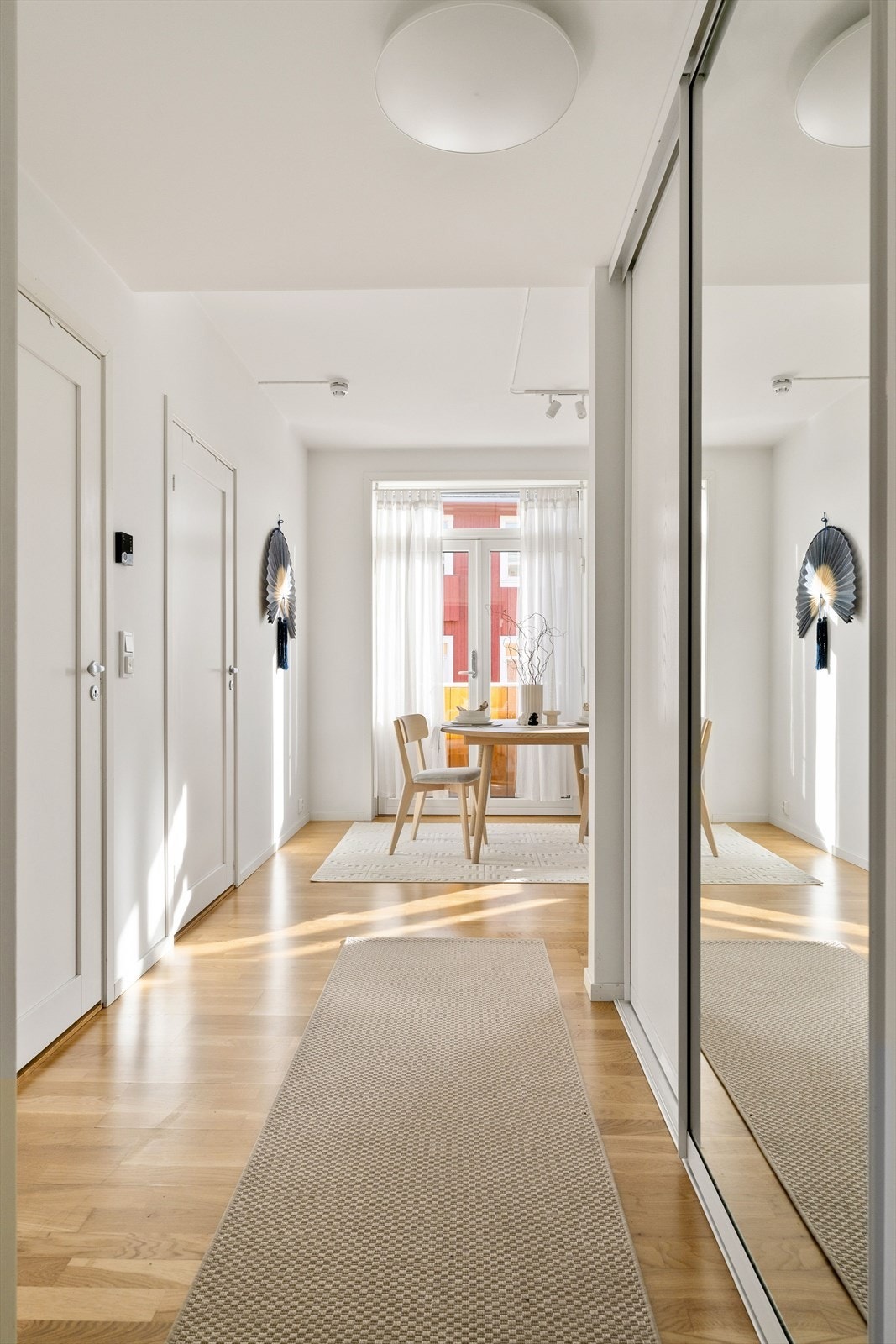 I entréen er det en romslig skyvedørsgarderobe som gir god oppbevaringsplass. Galleribilde
