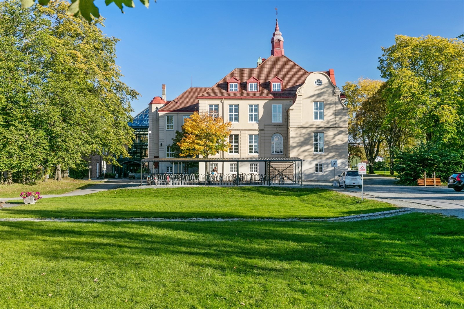 Leiligheten har en flott beliggenhet i forhold til flere sentrale studiesteder som Dronning Mauds minne høyskole, NTNU Gløshaugen og NTNU Dragvoll. Galleribilde