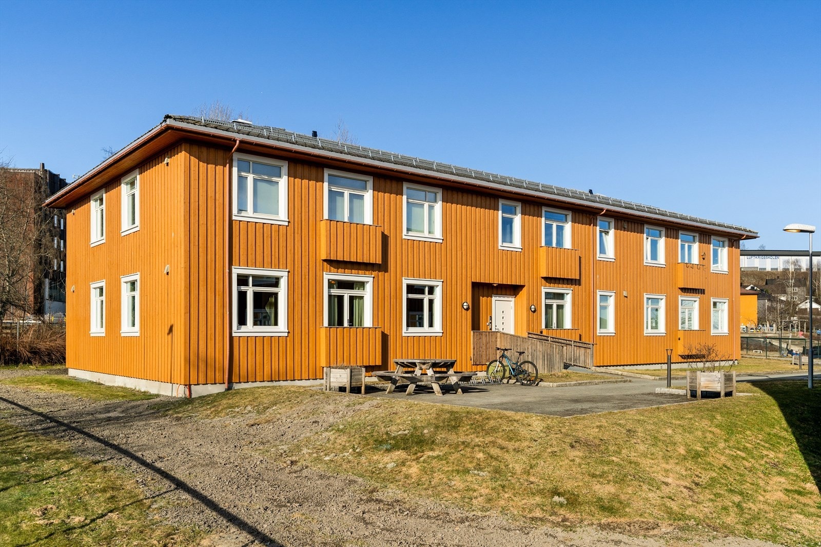 Leiligheten ligger i byggets 1. etasje og er en del av et veletablert sameie bestående av 23 boligseksjoner. Fasaden på bygningen ble malt i 2024. Galleribilde