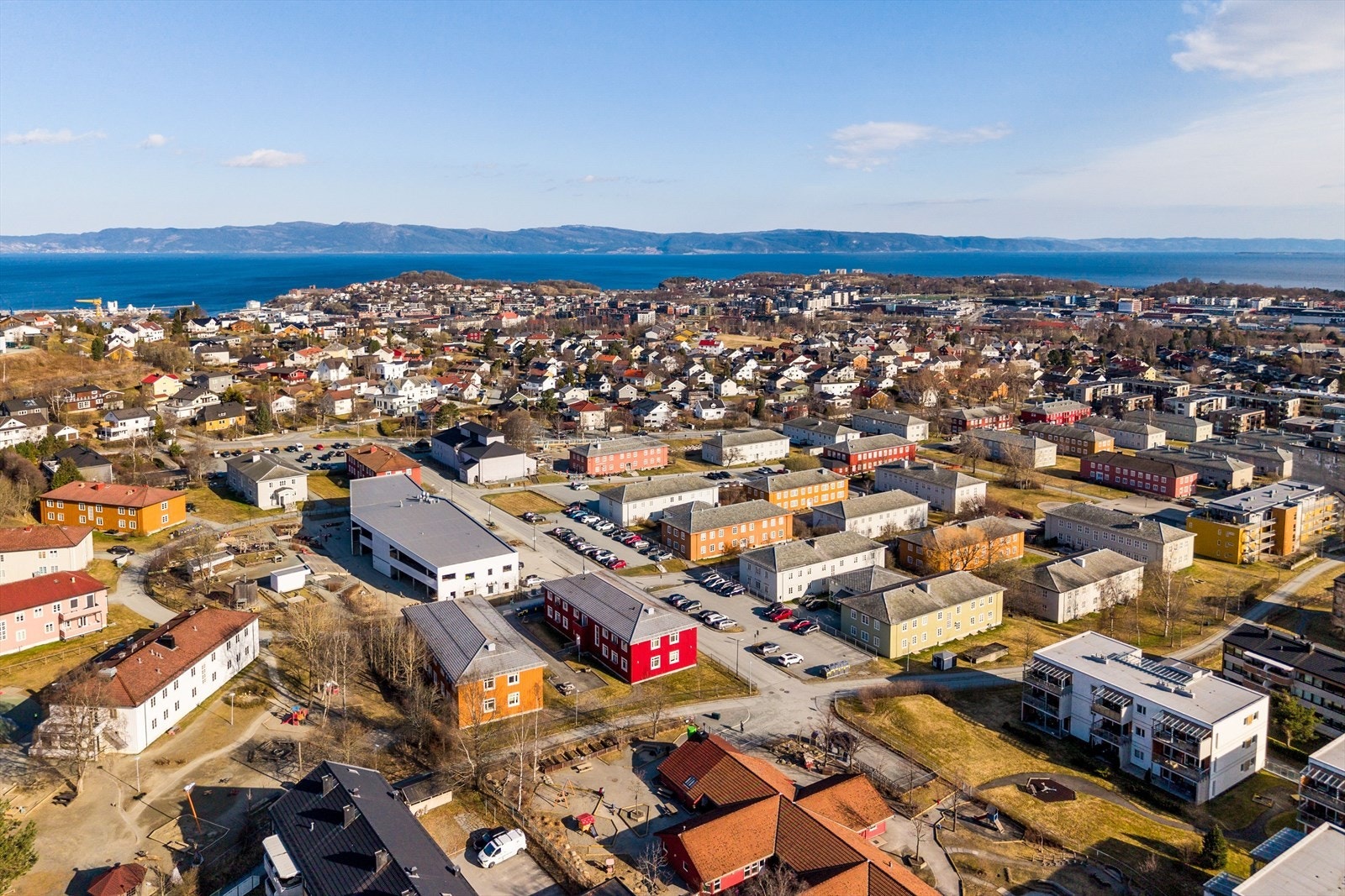 Leiligheten har en attraktiv beliggenhet på Persaunet Leir, omgitt av grønne og velstelte uteområder. Galleribilde