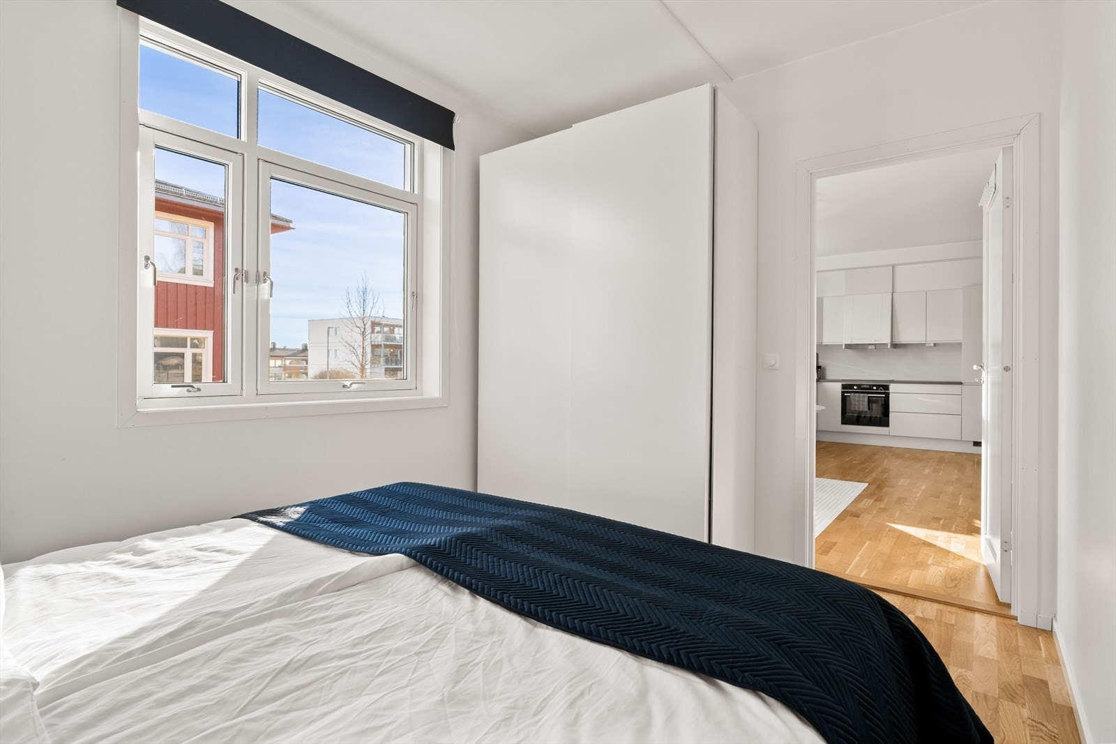 Soverommet har god plass til dobbeltseng, nattbord og garderobeløsning. Galleribilde