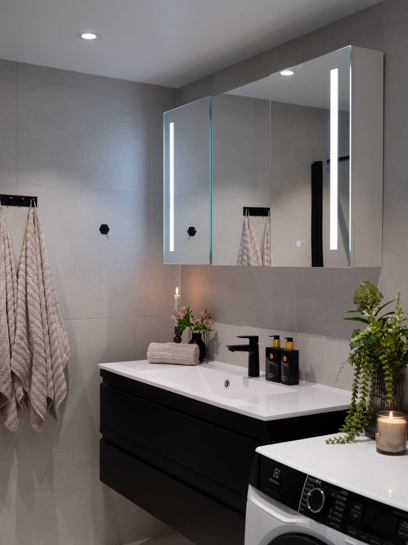 Badet ved gangen ble overflateoppusset i 2021 med flis-på-flis og ny innredning. Det er utstyrt med bred baderomsinnredning med to store skuffer, god benkeplass og servant. Galleribilde