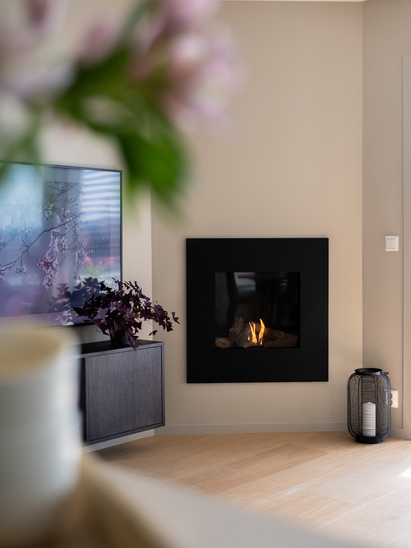 I stuen er det gasspeis med fjernkontroll som sørger for varme og hygge på kjøligere dager. Galleribilde