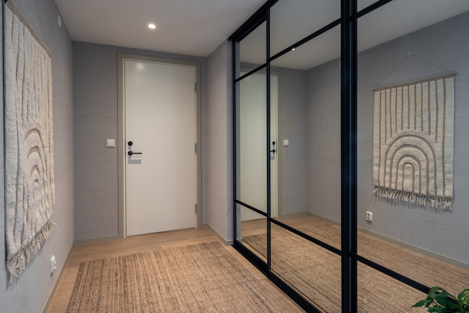 Entréen har en stor og delikat skyvedørsgarderobe med speilfronter. Galleribilde
