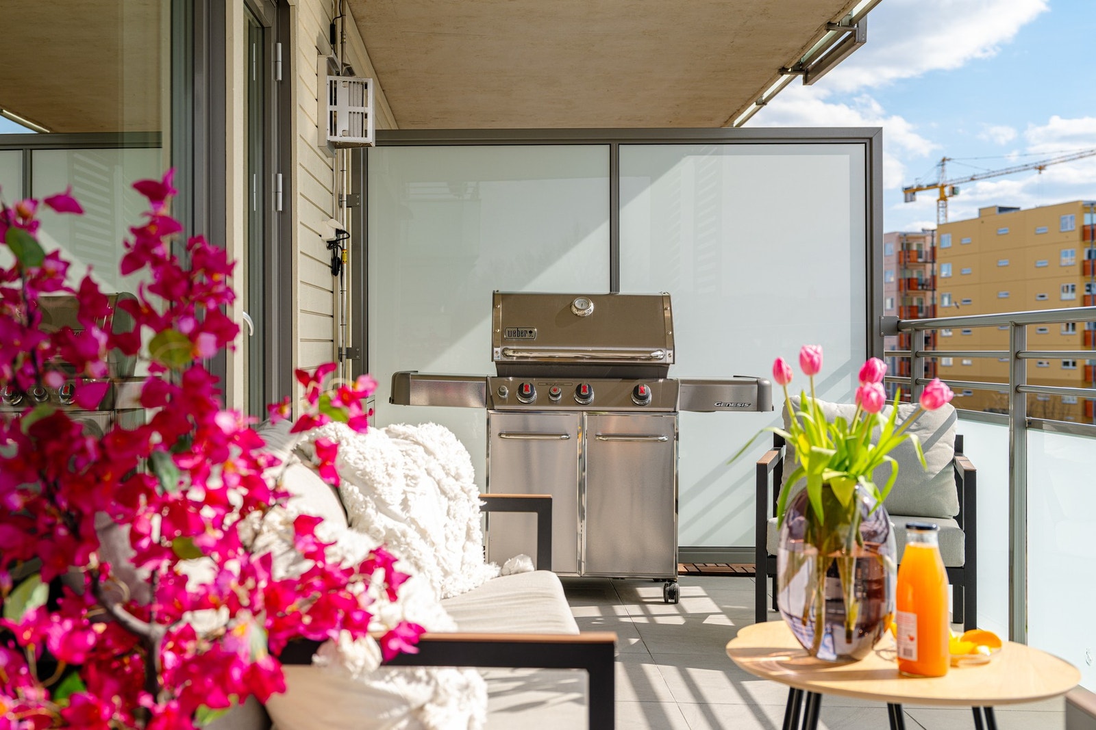 Uteplassen er sydvestvendt så her kan solen nytes gjennom store deler av dagen på solfylte vår- og sommerdager! Galleribilde