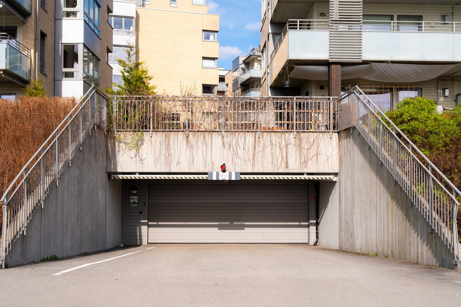 Det er to innkjøringer til garasjeanlegget. Galleribilde