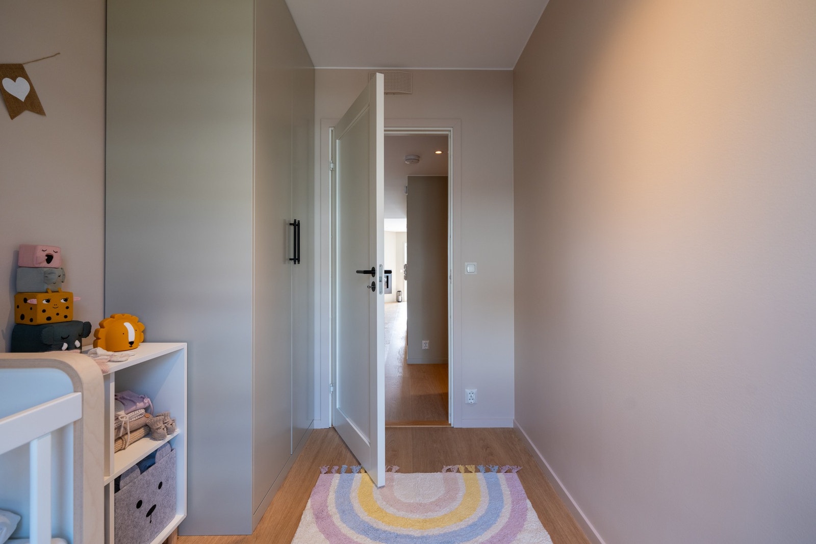 Her er det plass til seng og øvrig møblement, samt god oppbevaringsplass i garderobe med snekkerbygde fronter. Galleribilde