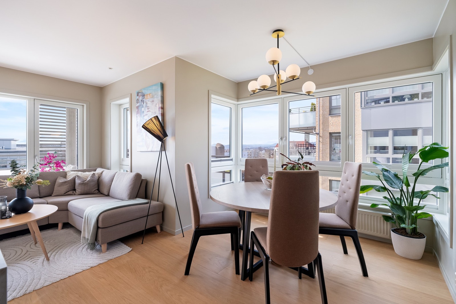 Naturlig plass til spisestue i eget karnapp. Galleribilde