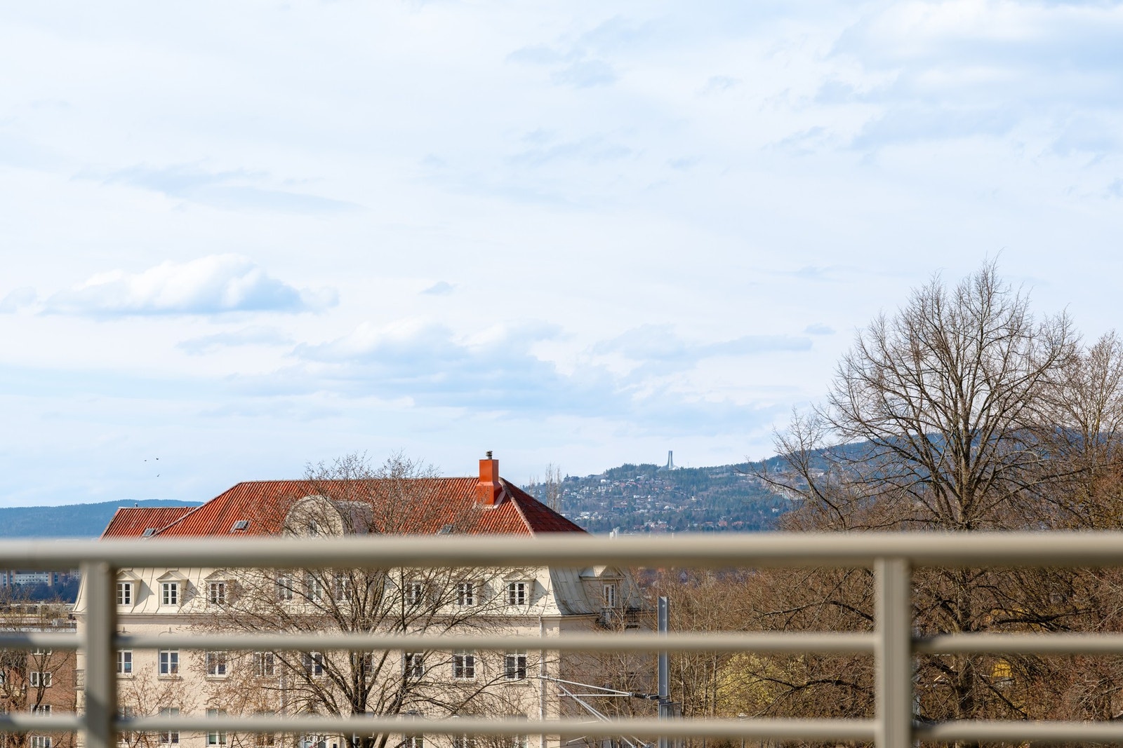 Fint utsyn over nabolaget og mot Holmenkollen! Galleribilde