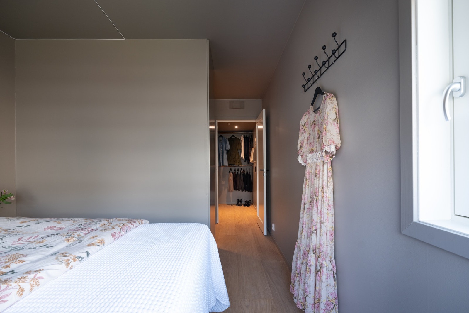 Rommet har pene, snekkerbygde garderobeskap og ligger i tilknytning til et praktisk walk-in closet. Galleribilde