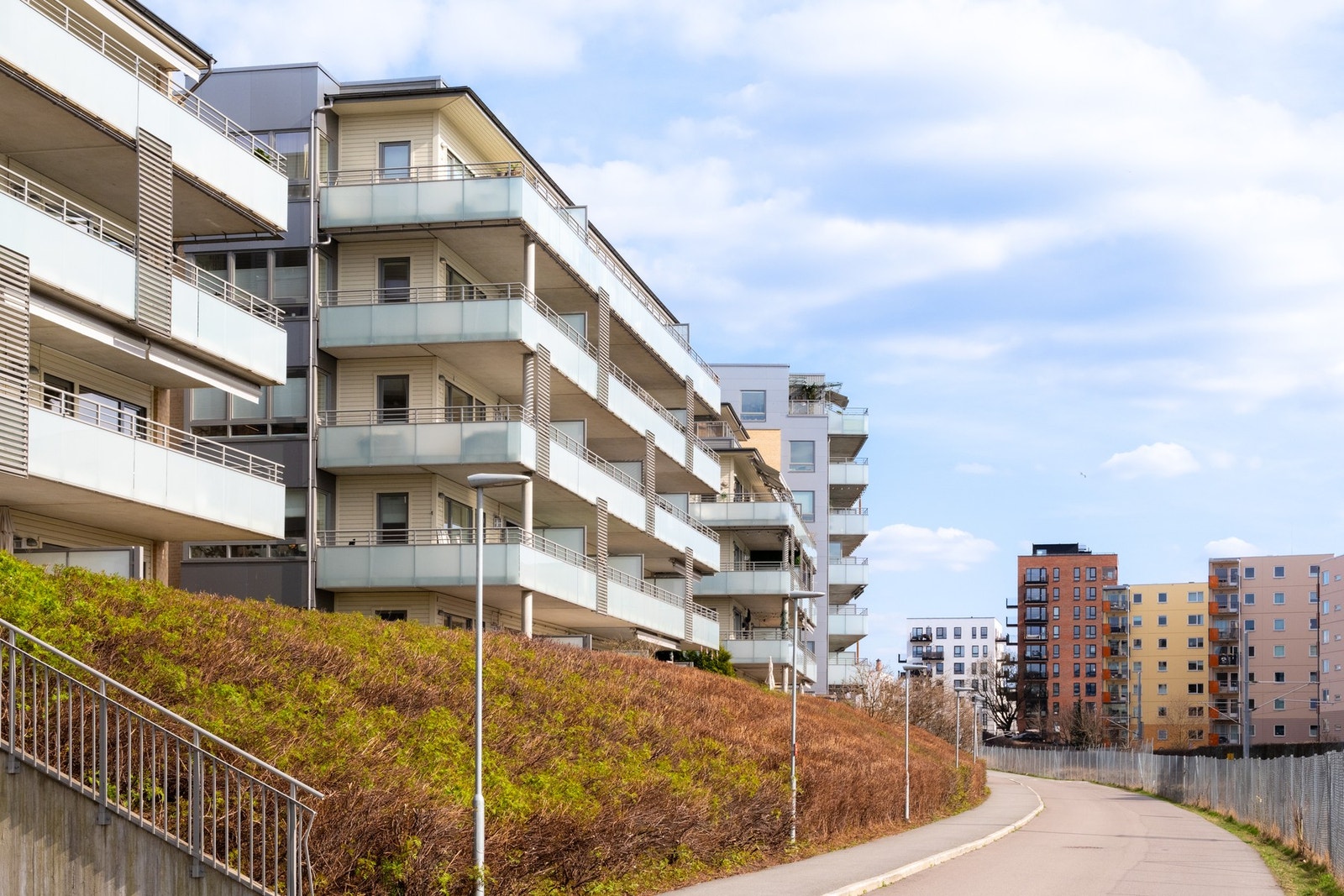 Eiendommen ligger fint og meget sentralt til midt på Løren i Oslo, et hyggelig boområde hvor du finner stort sett alt du trenger i hverdagen i kort gangavstand. Galleribilde