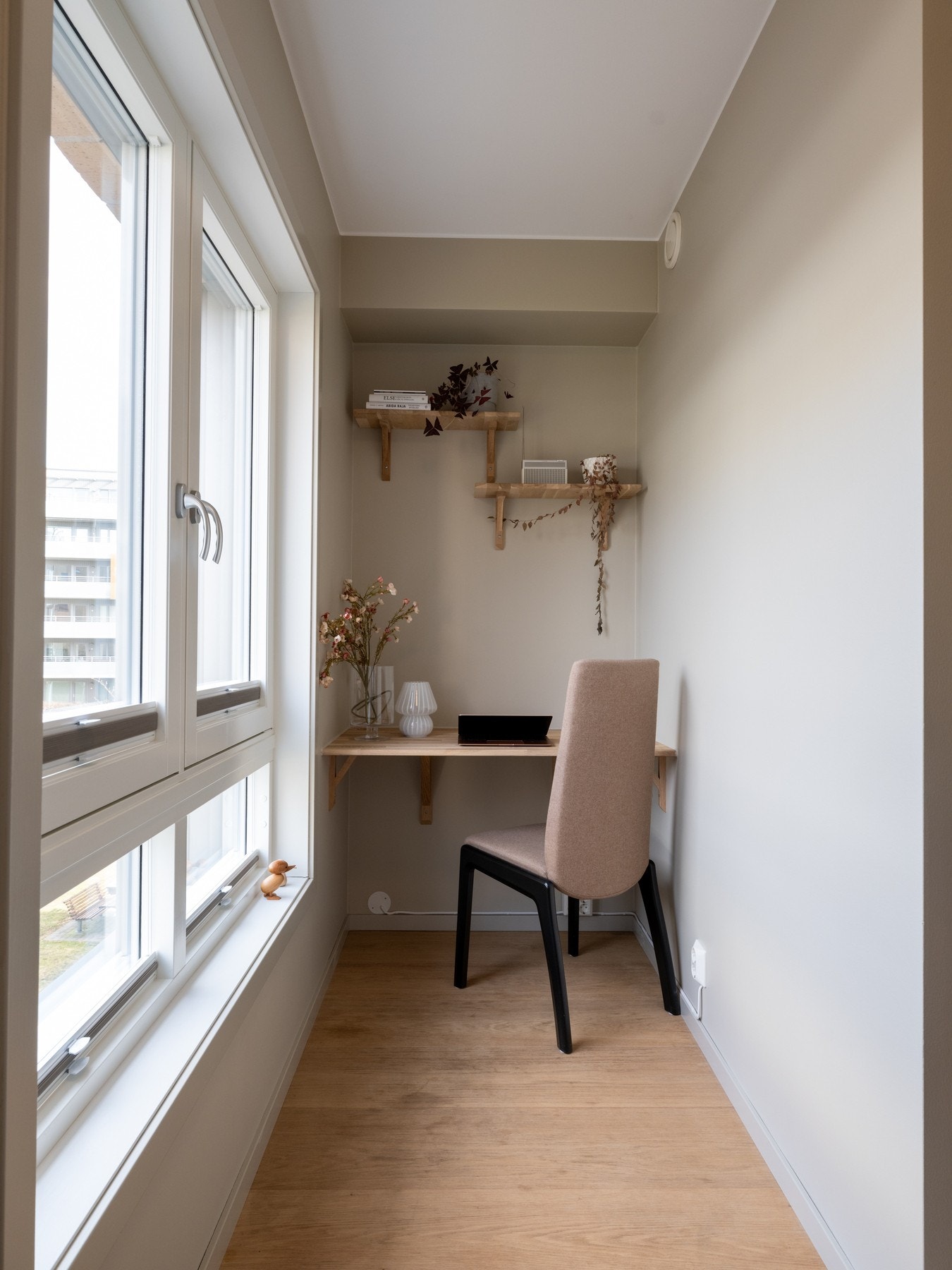 Her er det enkel tilgang til vann og avløp for kjøkken, i dag kun blendet med et lokk. Galleribilde