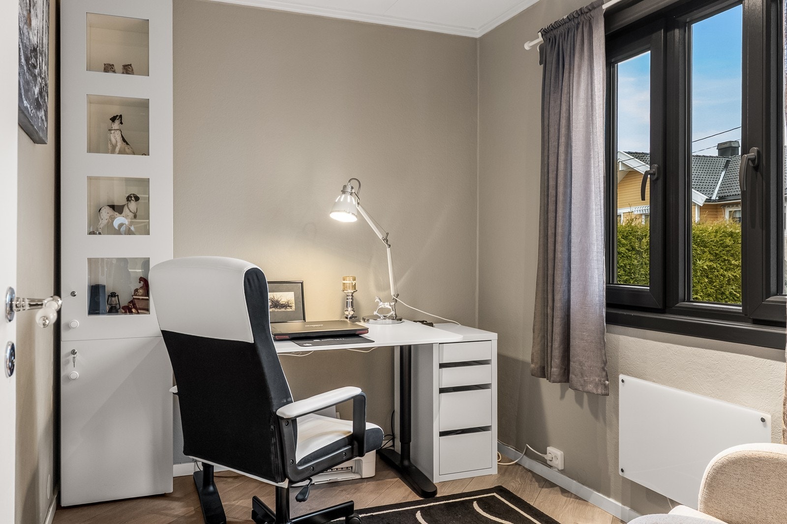 Et av rommene i første etasje er i dag innredet som kontor, ideelt for hjemmearbeid. Galleribilde