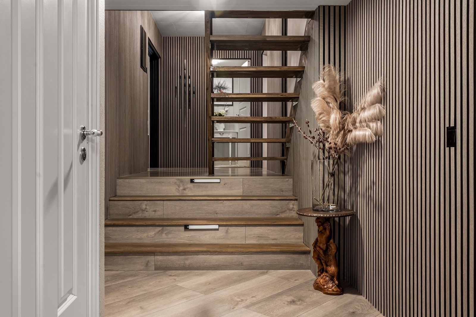 Den Osmo-behandlede tretrappen binder etasjene sammen. Galleribilde