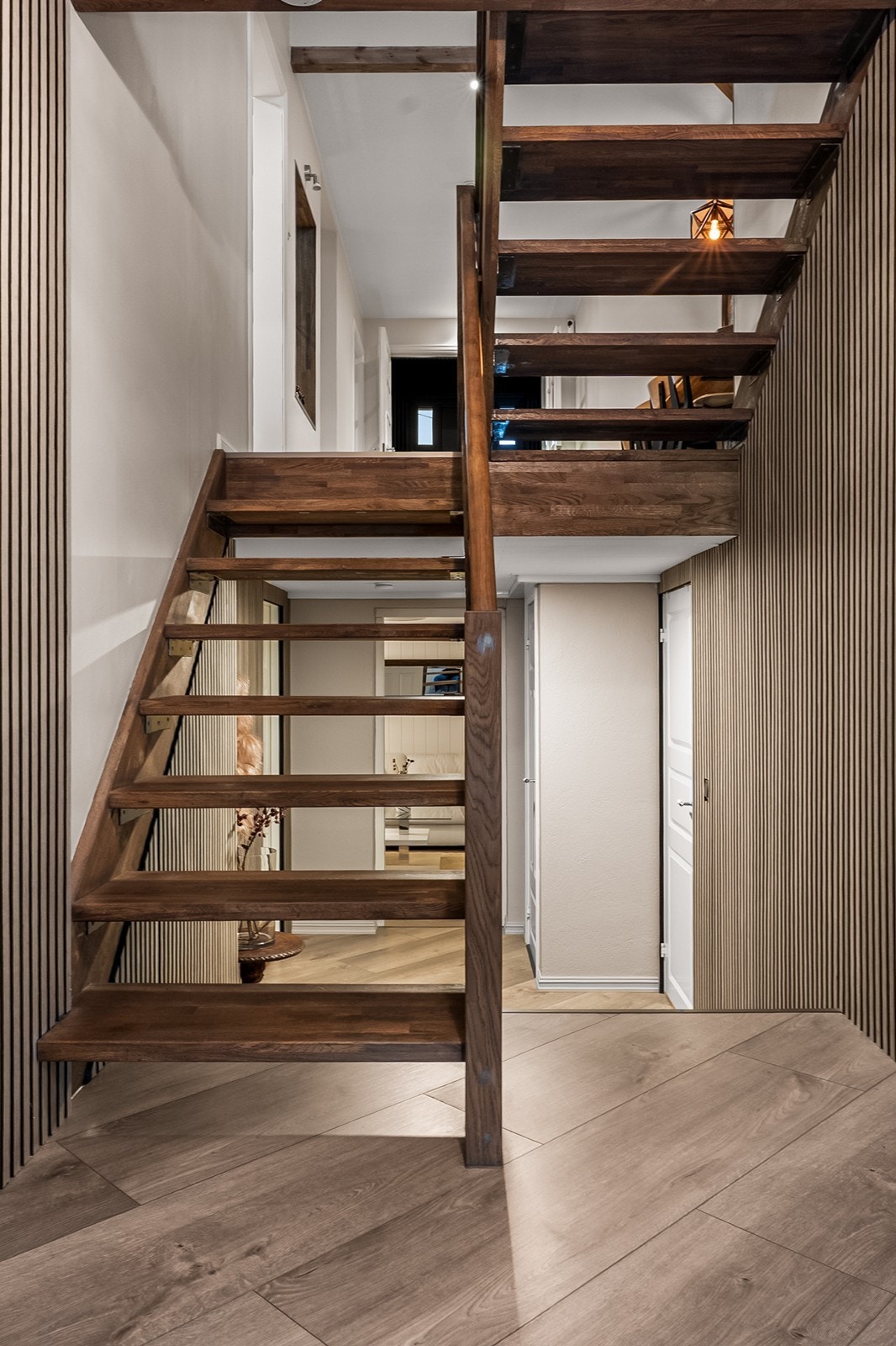Tretrappen sett fra mellomplanet. Galleribilde