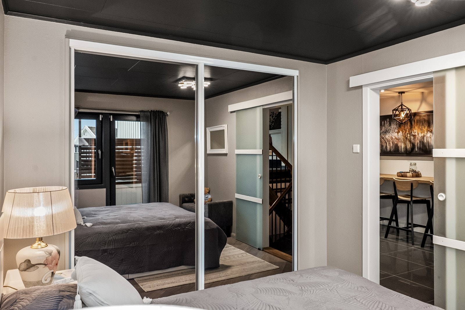 Skyvedørsgarderobe med speilfronter gir rikelig med oppbevaringsplass og en god romfølelse. Galleribilde